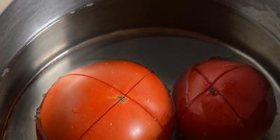 Salsa tomat.  Bahan-bahannya juga
